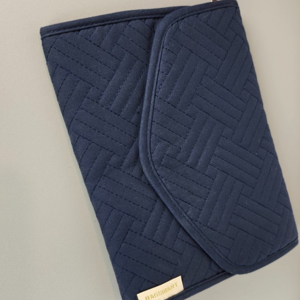 BAGSMART TRAVEL Jewelry Organizer Navy Quilted Pouch Tan Interior Travelin Light